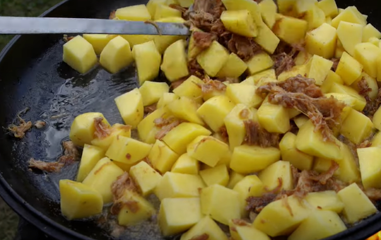 Картопля з тушкованкою та бринзою: простий рецепт ситної страви з Гуцульщини